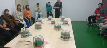 這家公司真土豪，套圈竟用現(xiàn)金當禮品！